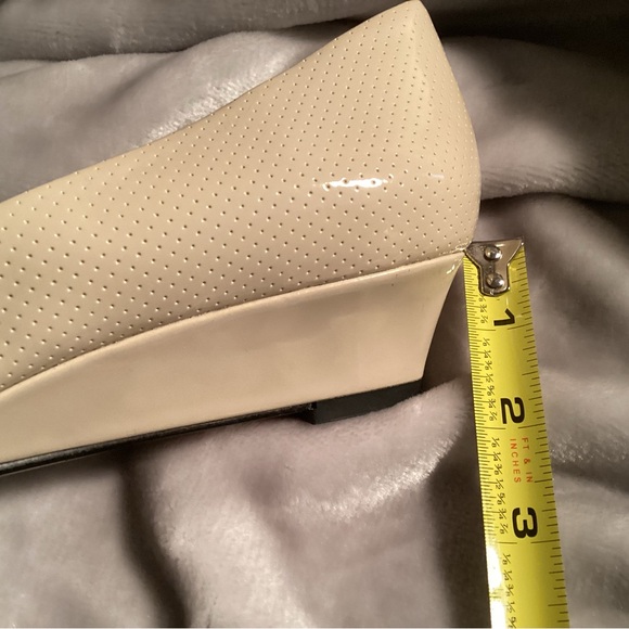 East 5th Beige pumps. NWT. New in Box size 9 - Picture 3 of 7